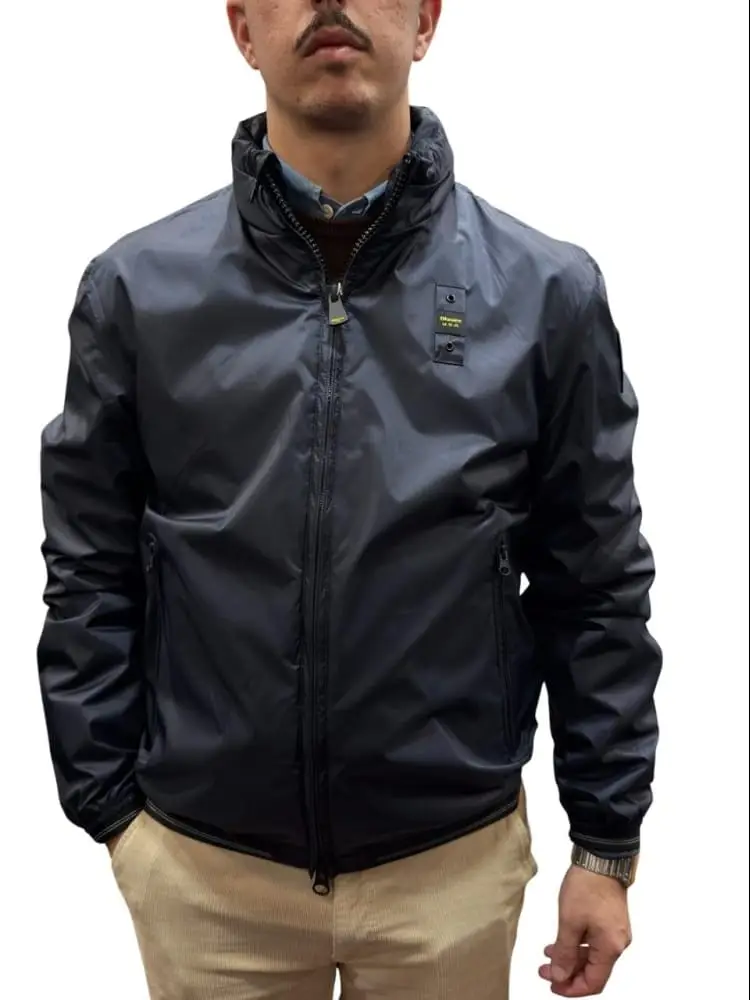 giubbotto blu navy uomo con cappuccio logo sul braccio