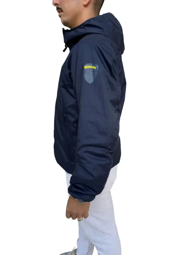 giubbotto blu navy uomo giacca anti vento con cappuccio logo sul braccio miniatura 2