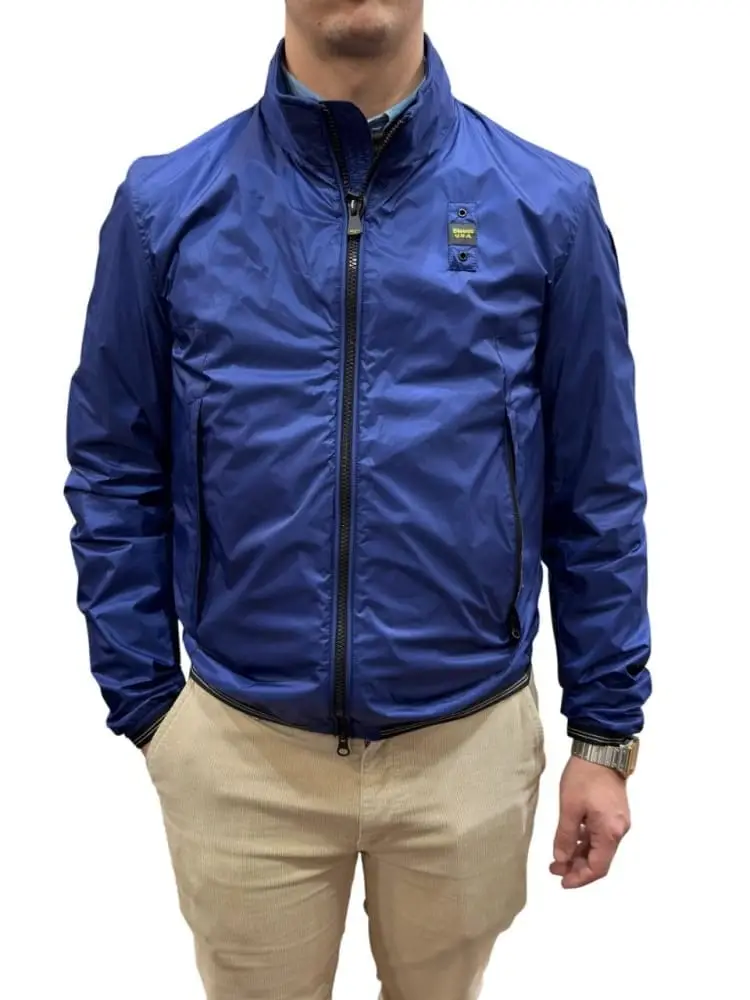 giubbotto blu ragazzo logo sul braccio