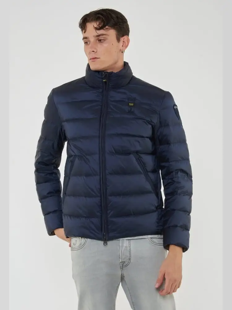 giubbotto blu uomo logo sul braccio