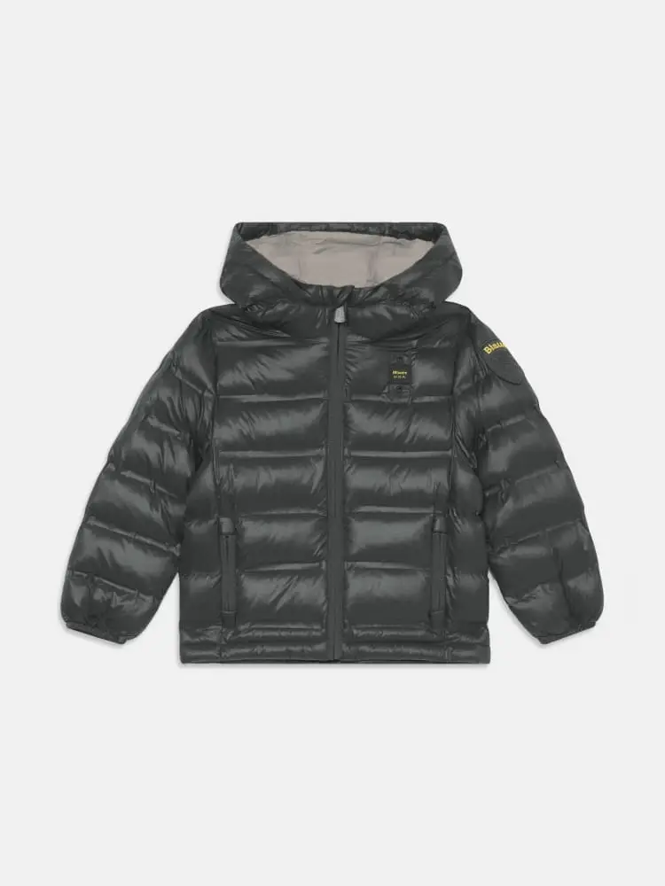 giubbotto nero ragazzo logo sul braccio