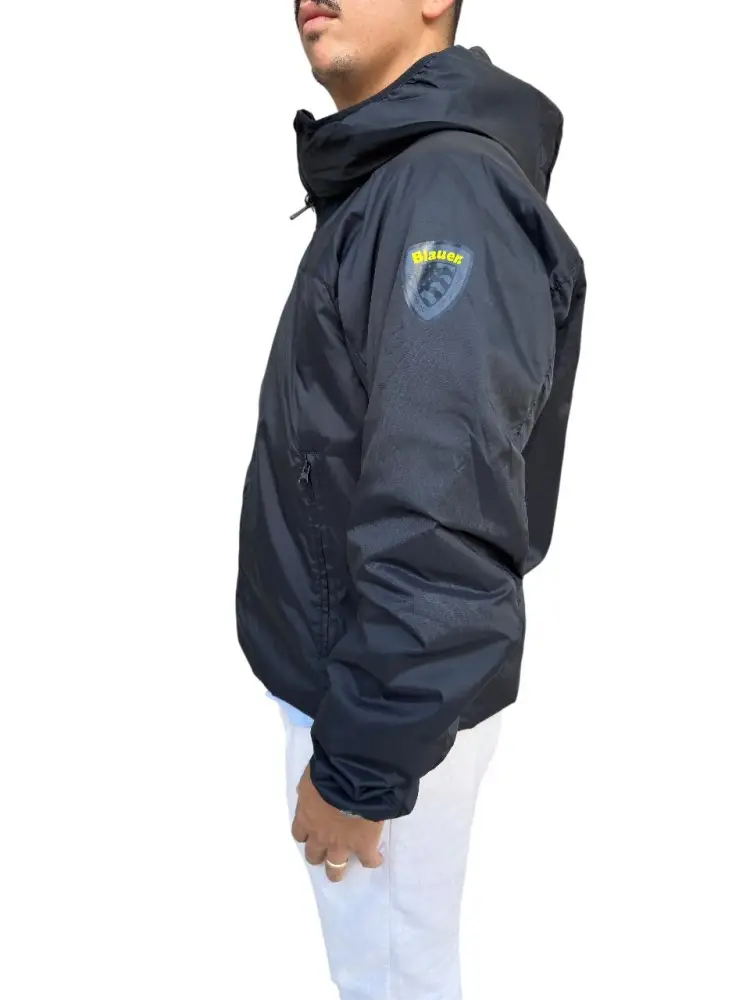 giubbotto nero uomo giacca anti vento con cappuccio logo sul braccio miniatura 2