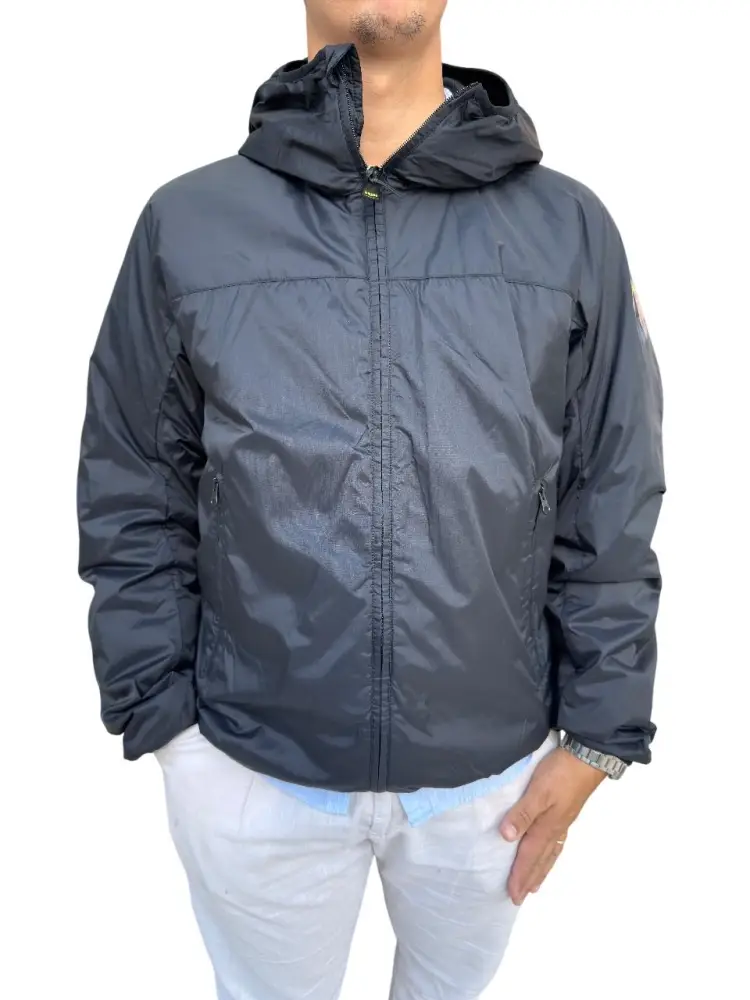 giubbotto nero uomo giacca anti vento con cappuccio logo sul braccio