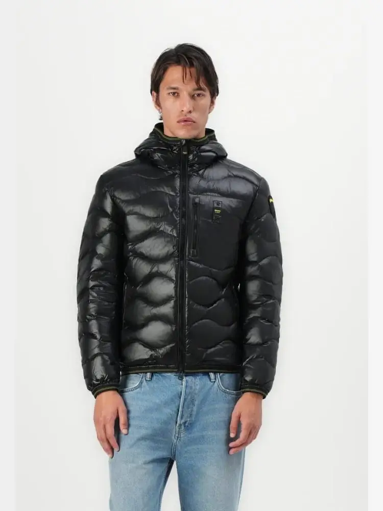 giubbotto nero uomo logo sul braccio