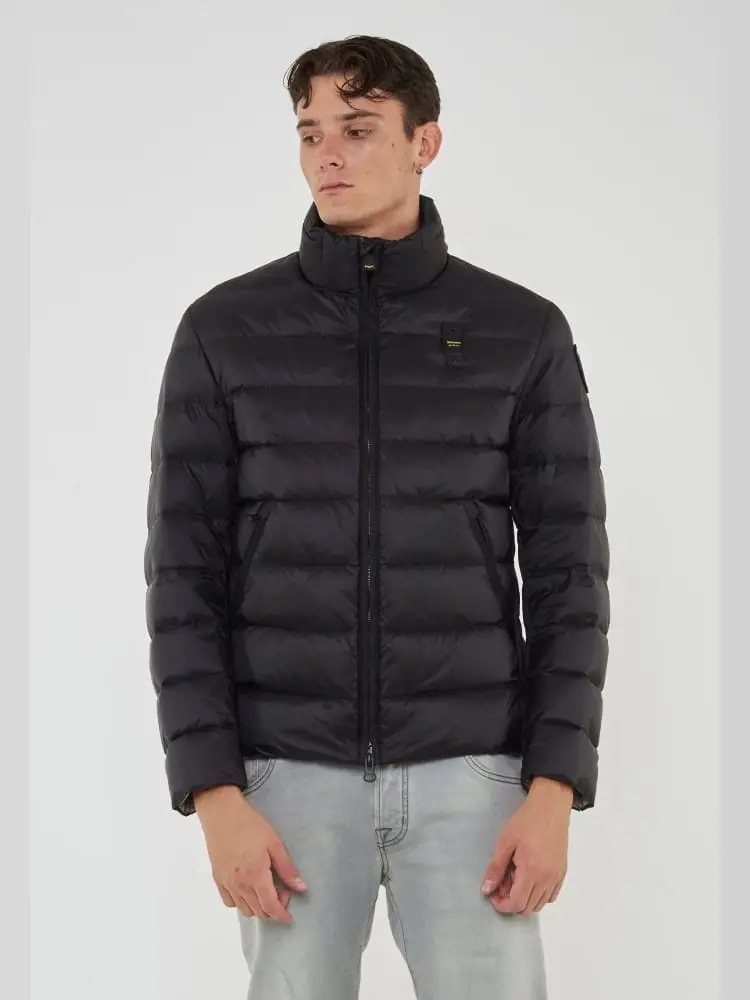 giubbotto nero uomo logo sul braccio