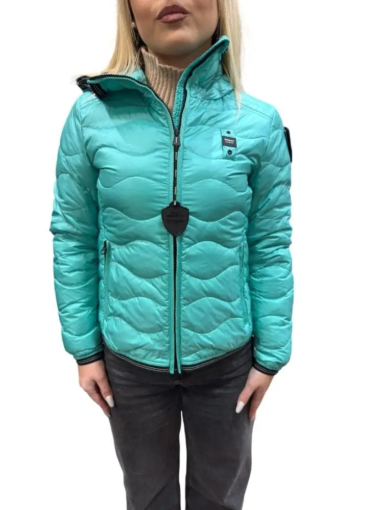 giubbotto verde acqua ragazza logo sul braccio