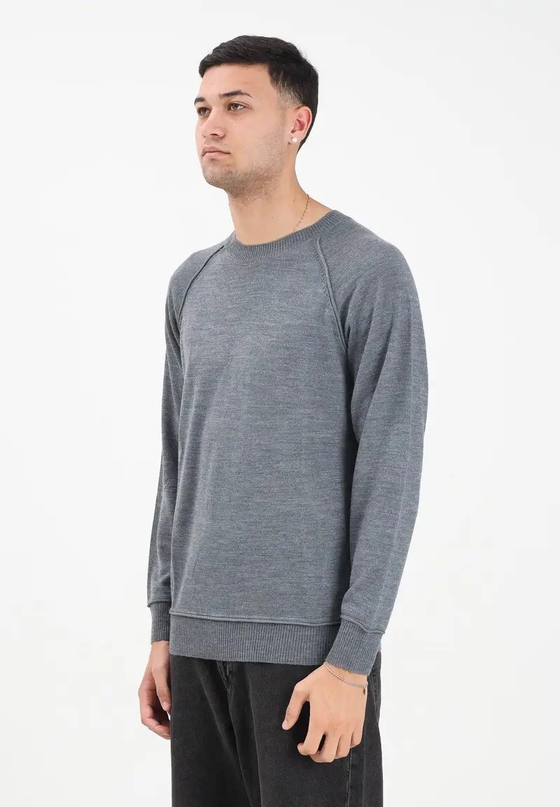 Maglioncino girocollo grigio da uomo con patch logo