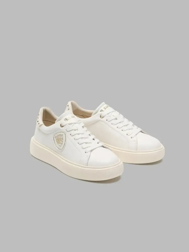 scarpe bianche donna in pelle borchie oro logo sul lato miniatura 2