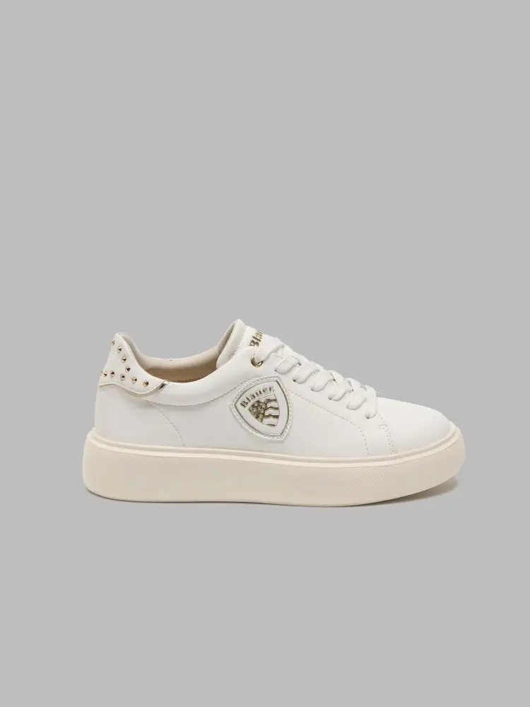 scarpe bianche donna in pelle borchie oro logo sul lato