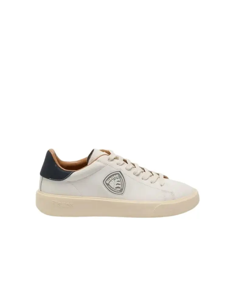 sneakers buck07 in ecopelle creama dettaglio blu con logo scudetto