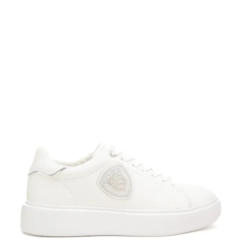 sneakers da donna con inserto laminato sul retro e patch scudo con strass bianche