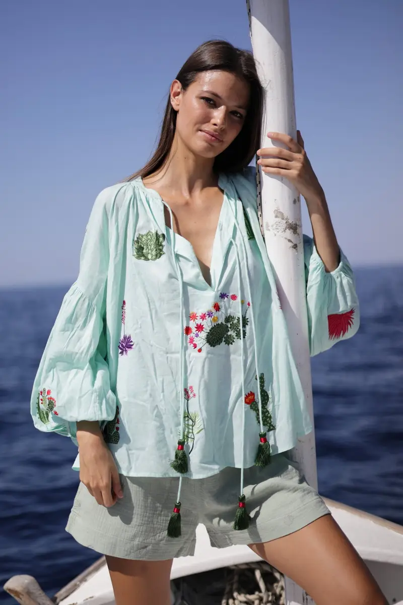 BLUSA CON RICAMI COLORATI | Colore: Cielo | Taglia: M