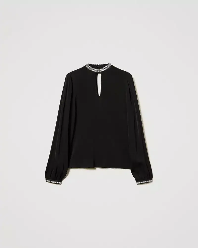 Blusa in crêpe con ricami nera
