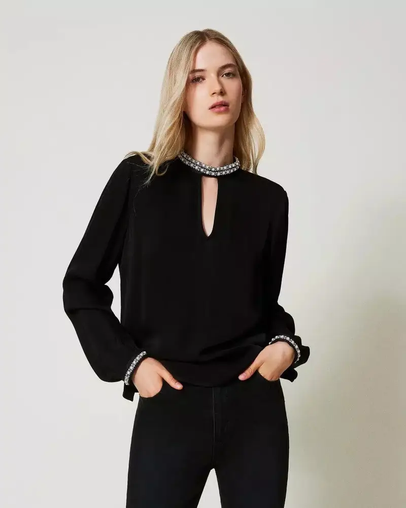 Blusa in crêpe con ricami nera miniatura 2