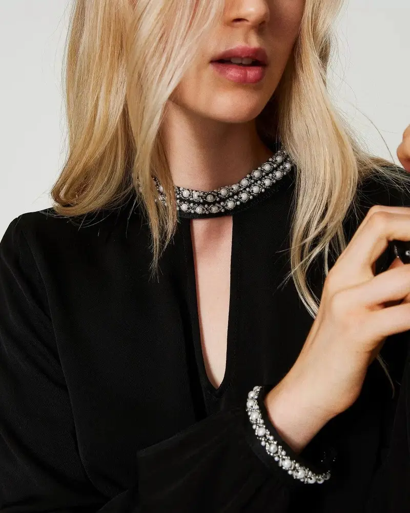 Blusa in crêpe con ricami nera miniatura 3