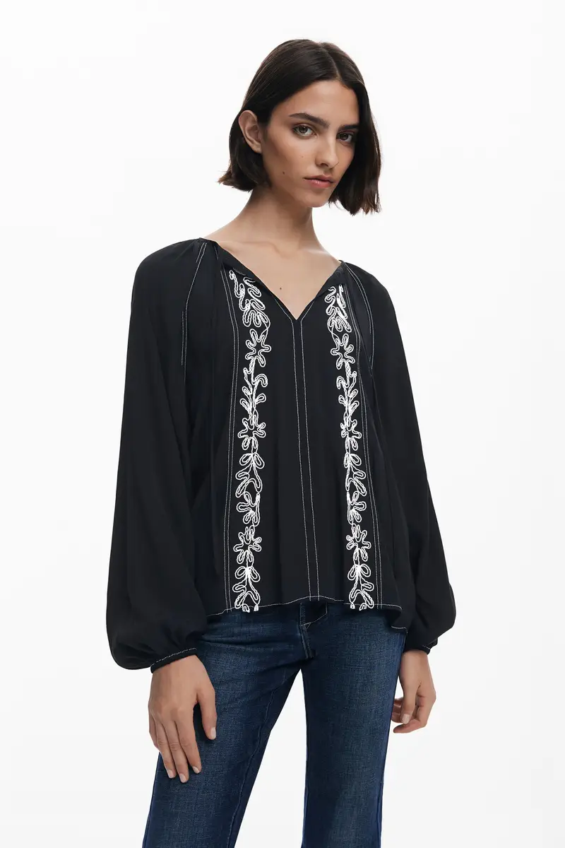 Blusa ricamata a contrasto
