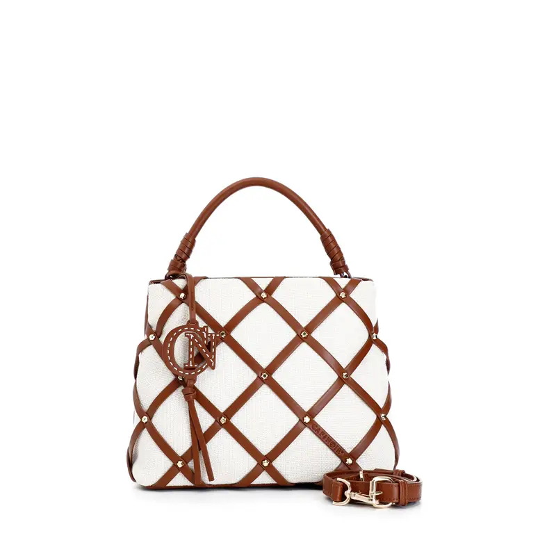 borsa a secchiello in tessuto con intreccio e borchiette naturale