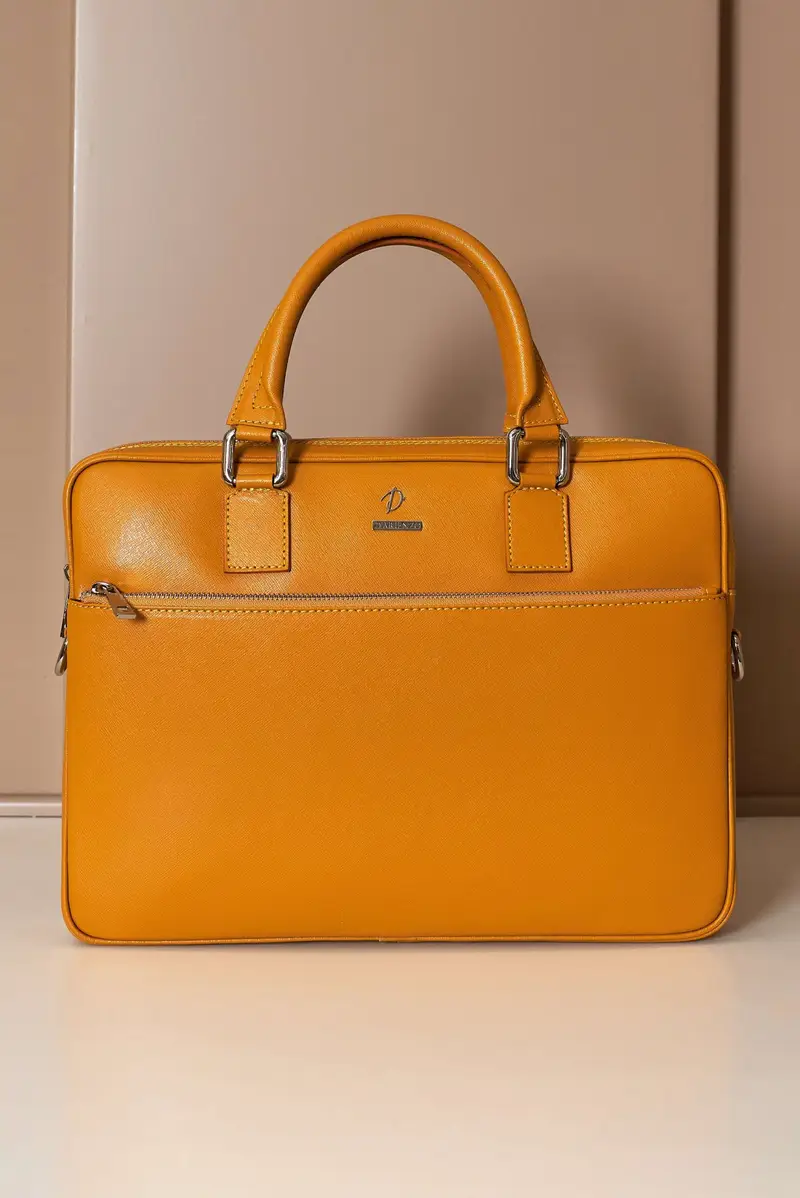 Borsa Ventiquattrore in pelle ocra di vitello saffiano tasca zip D'Arienzo, Seleziona Taglia Unica, Colore Giallo