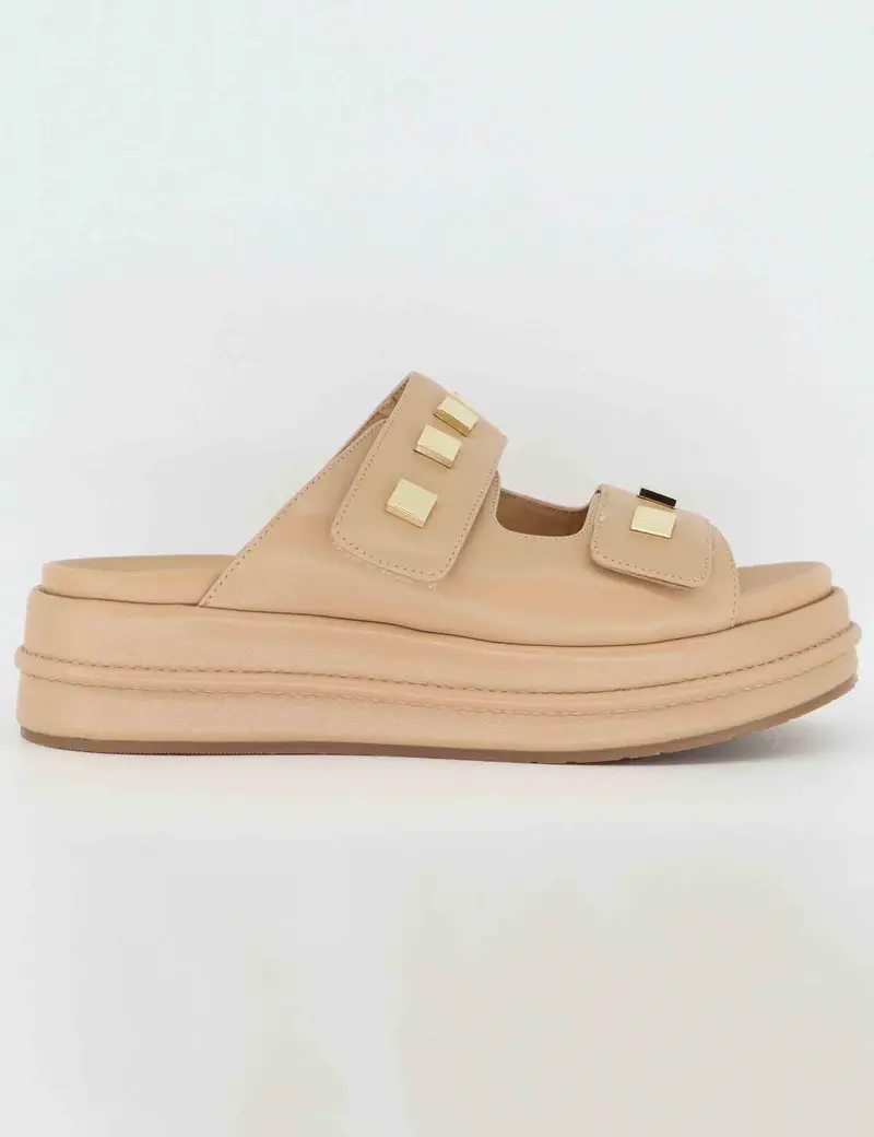 Sandali donna in pelle beige con borchie e zeppa bassa Donna BL4704X 017G