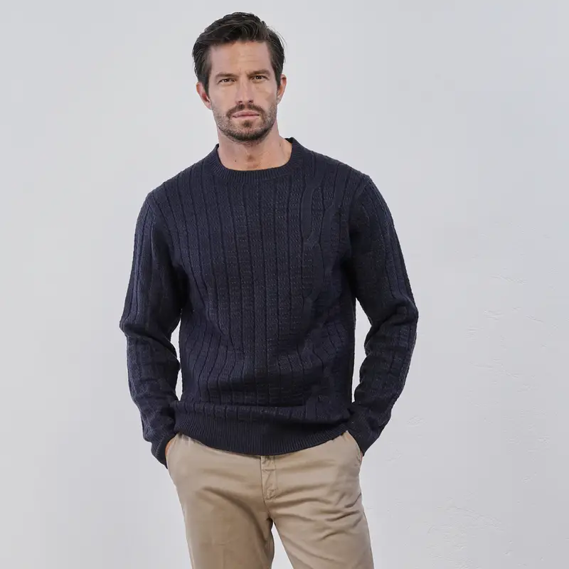 Maglione blu girocollo lavorato da uomo