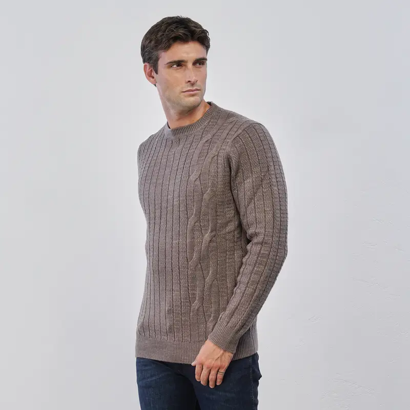 Maglione marrone girocollo lavorato da uomo