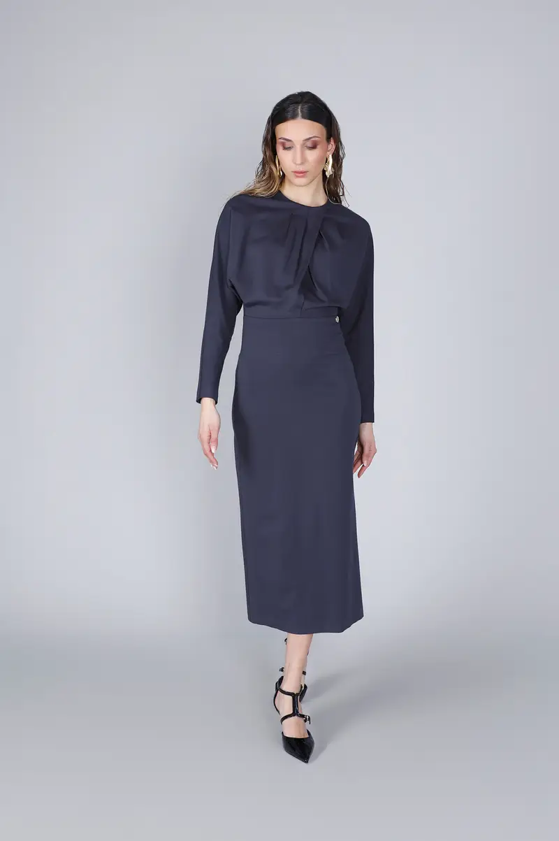 abito con pieghe allo scollo antracite