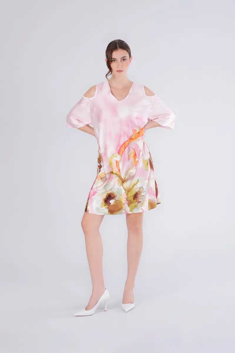 abito corto con oblò alle spalle in satin stampato fiore sfumato rosa