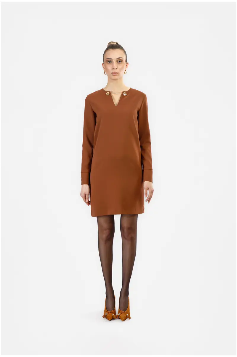 abito dritto con scollo a "v" in tessuto bistretch tabacco