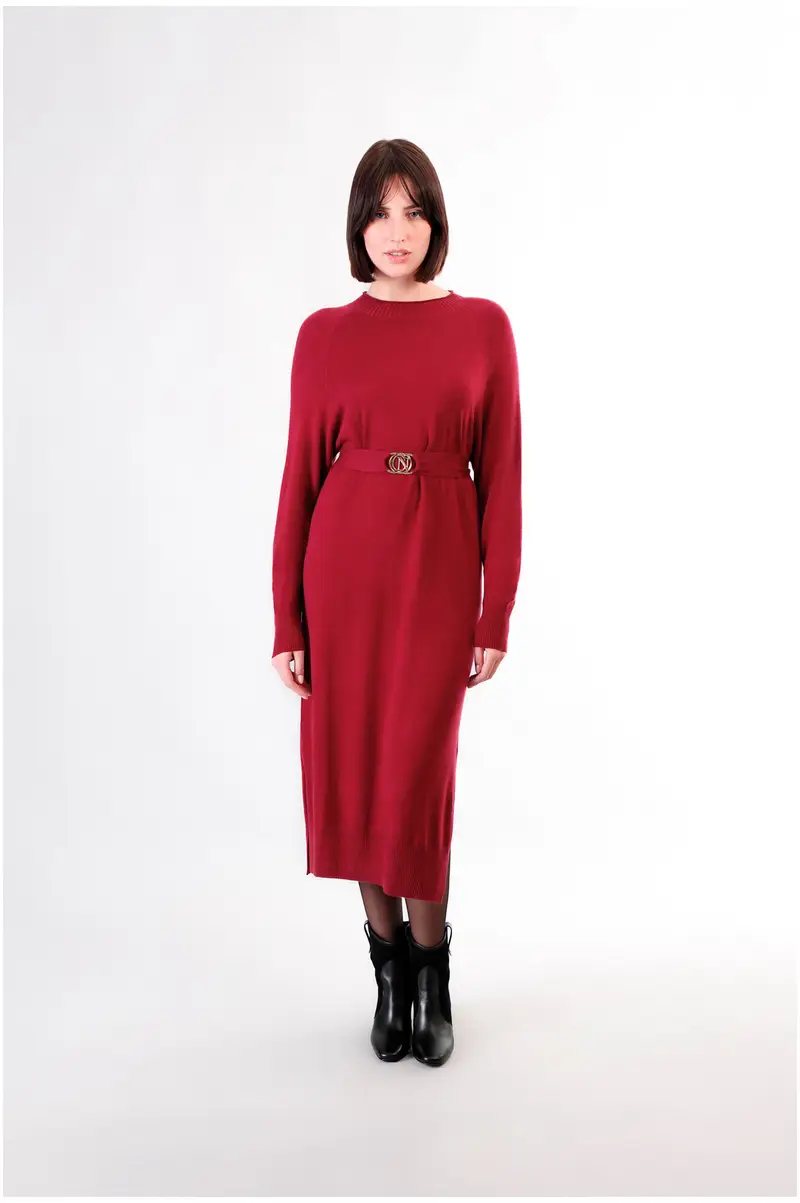 abito in maglia con fusciacca vinaccia