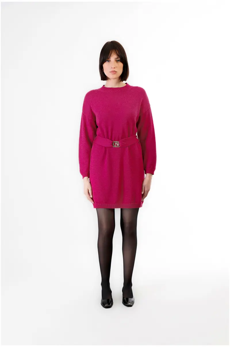 abito in maglia girocollo con cintura magenta