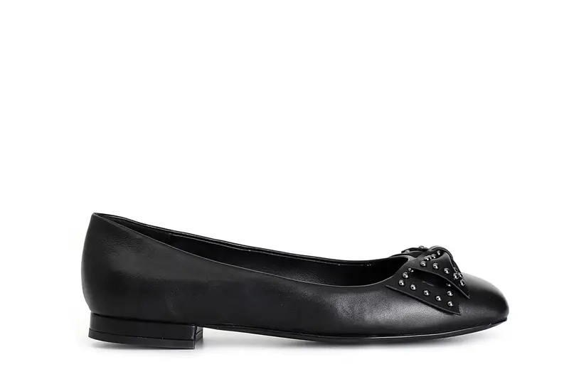 ballerina in pelle con fiocco nero