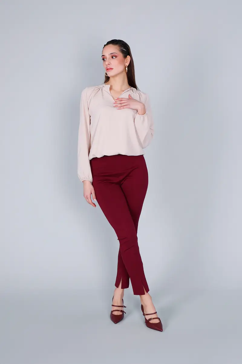 blusa con motivo di pieghe allo scollo avena