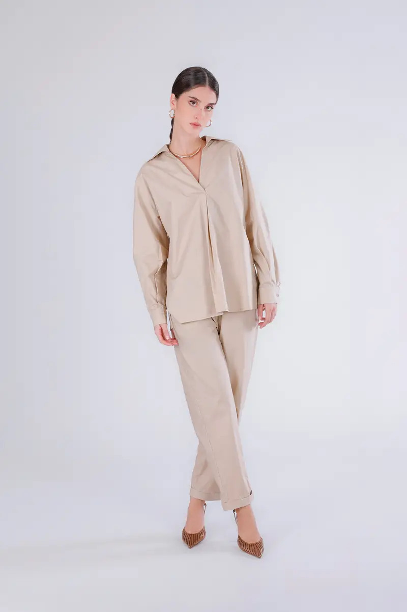 blusa over con piega davanti sabbia