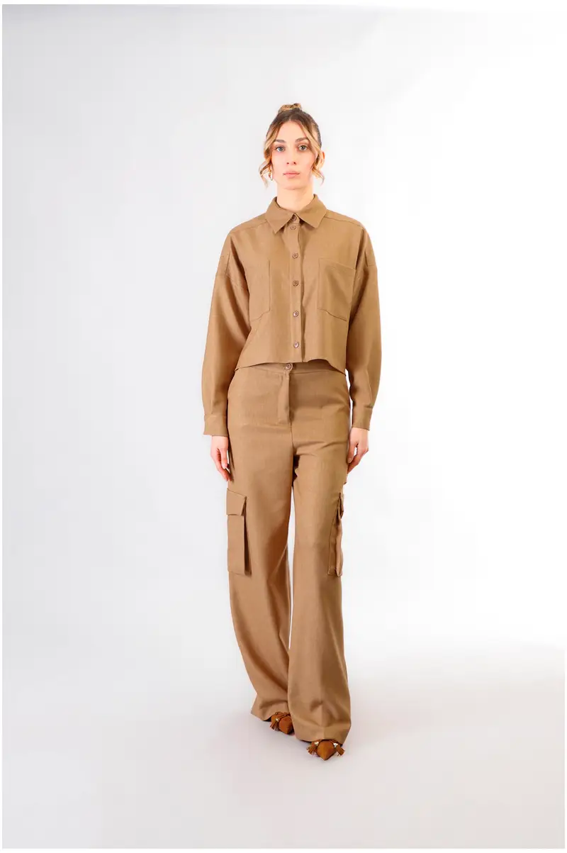 camicia a scatolina con tasche a toppa cammello