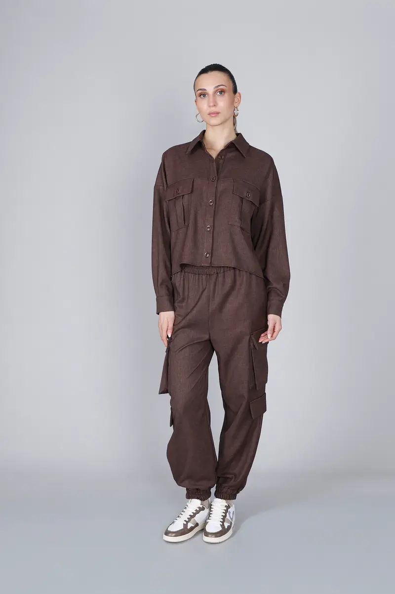 camicia a scatolina con tasche a toppa cioccolato