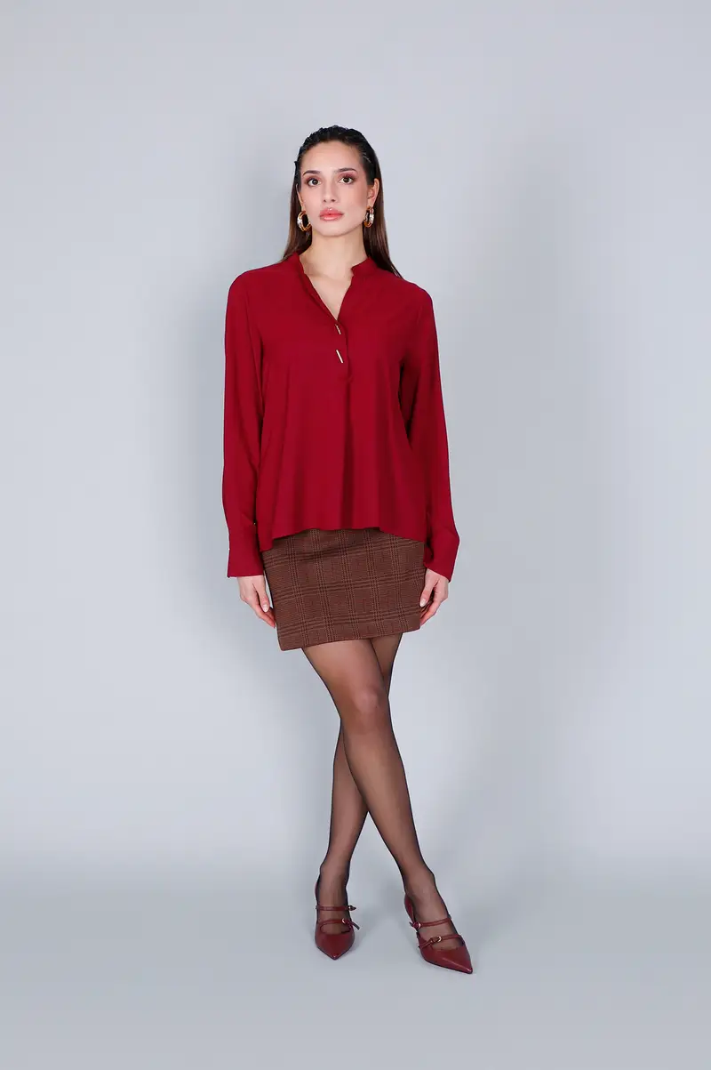 camicia con scollatura a "v" burgundy