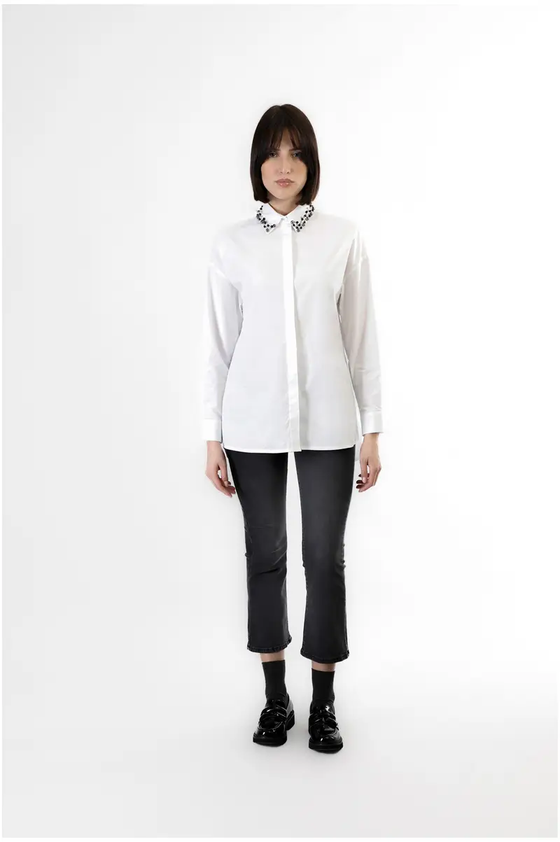 camicia in popeline con colletto ricamato bianco