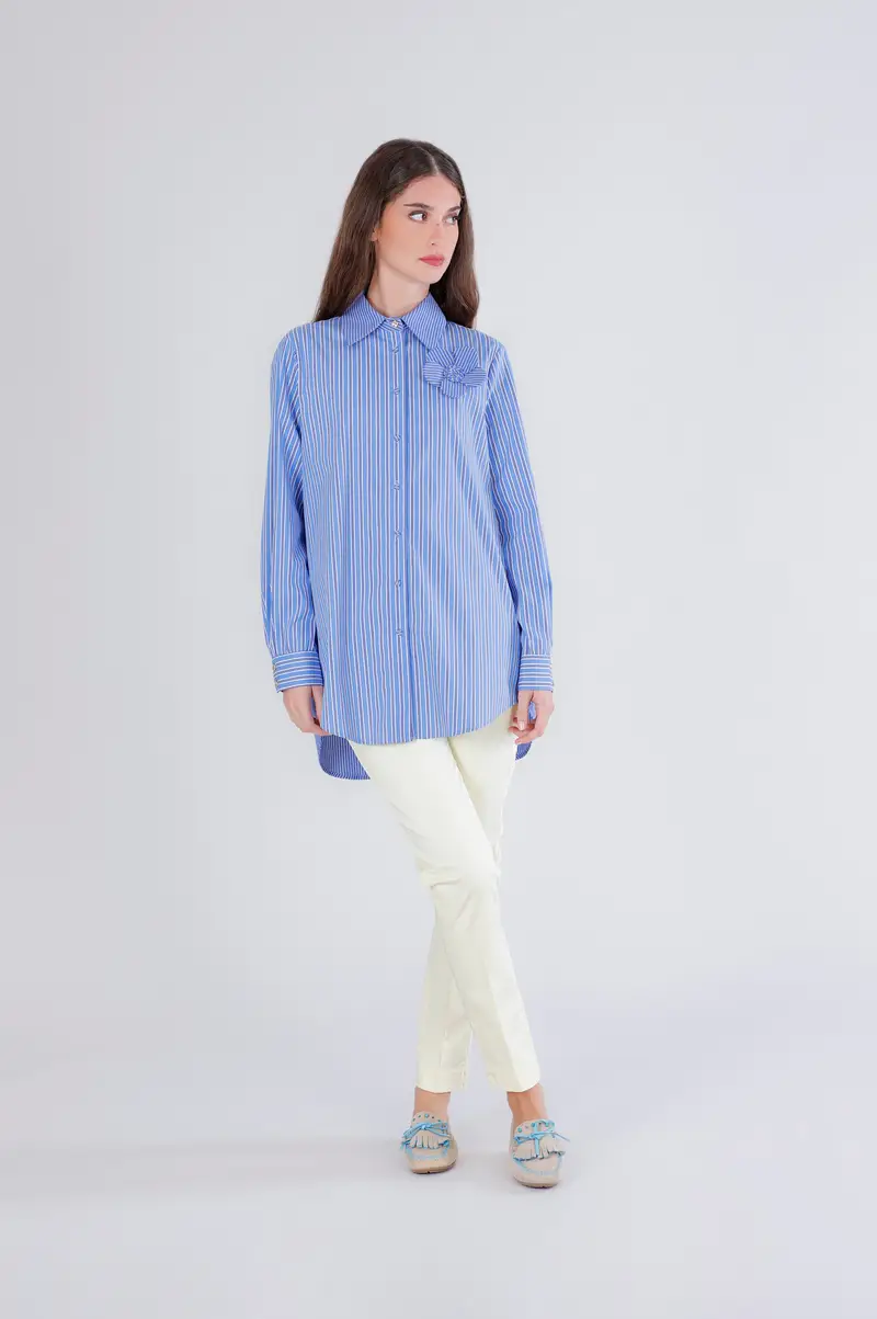 camicia rigata con fiore applicato rigato celeste