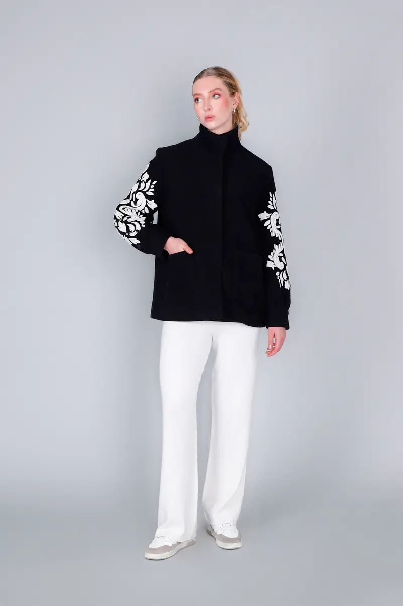 cappotto corto maniche ricamate nero