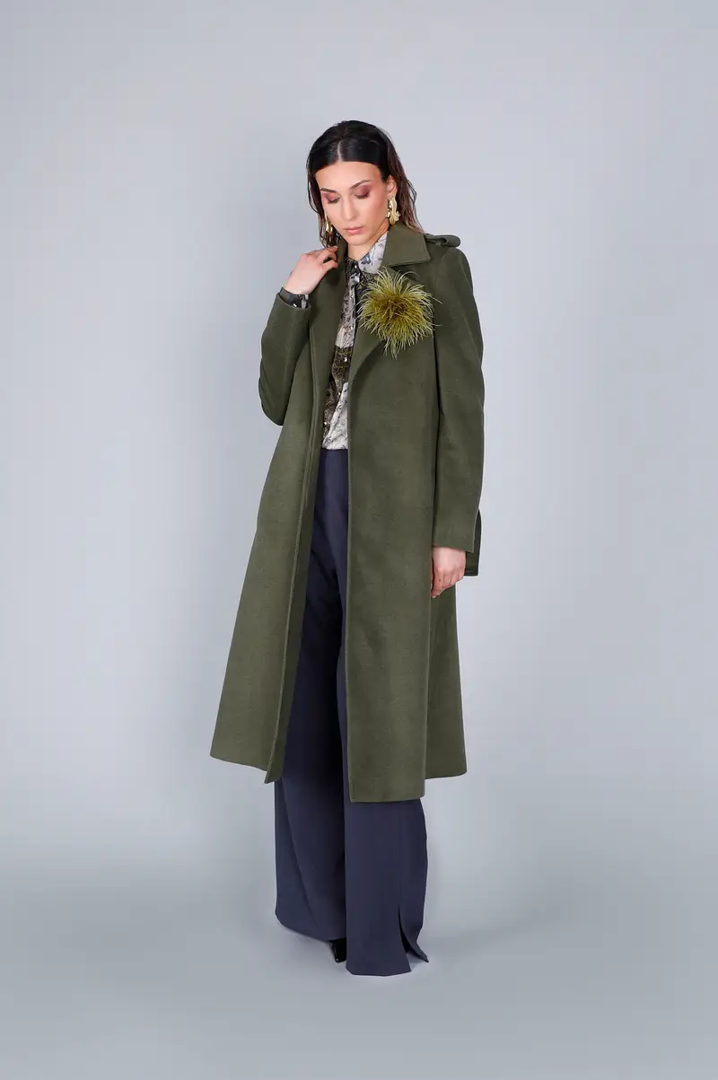 cappotto lungo in stile vestaglia militare