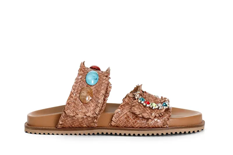 ciabatta intrecciata con pietre e fibbia gioiello cuoio