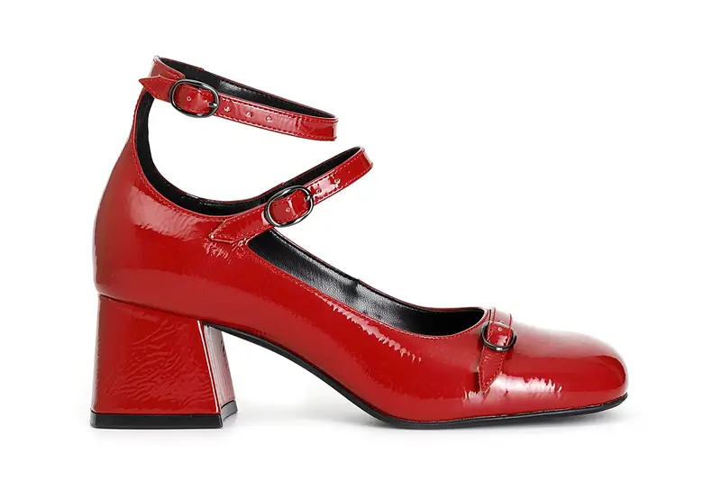 décolleté con 3 fibbie effetto vernice rosso