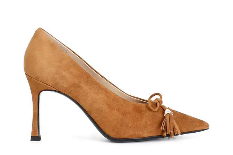 décolleté in camoscio con nappine cuoio