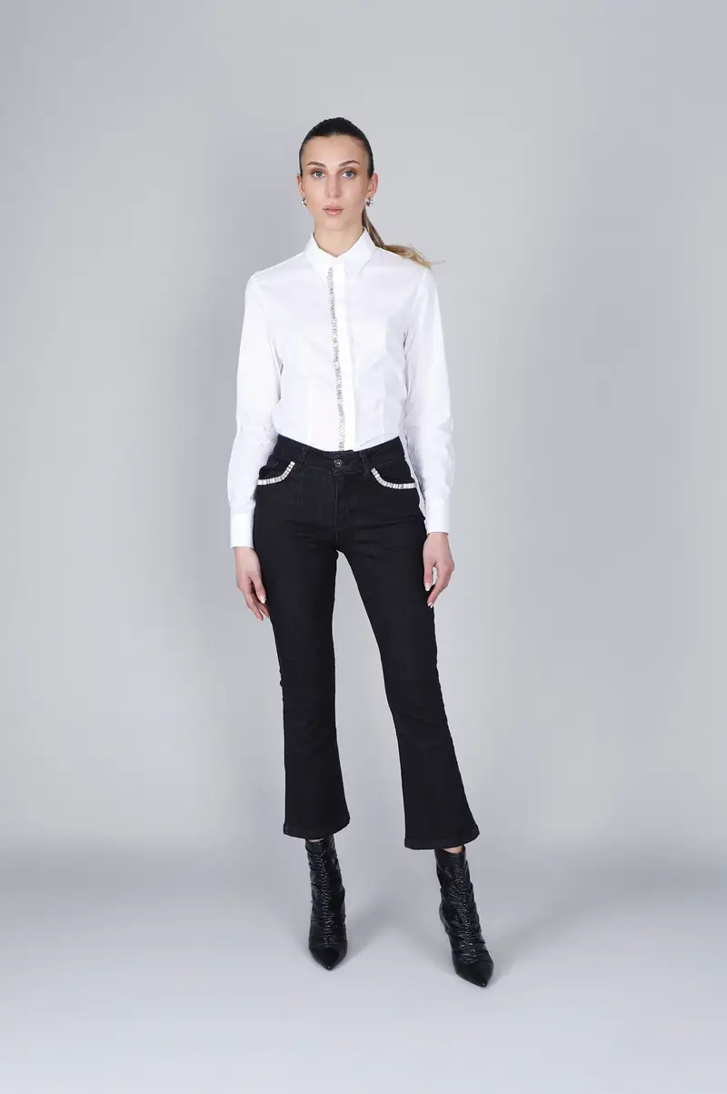 jeans cropped flare con strass alle tasche nero