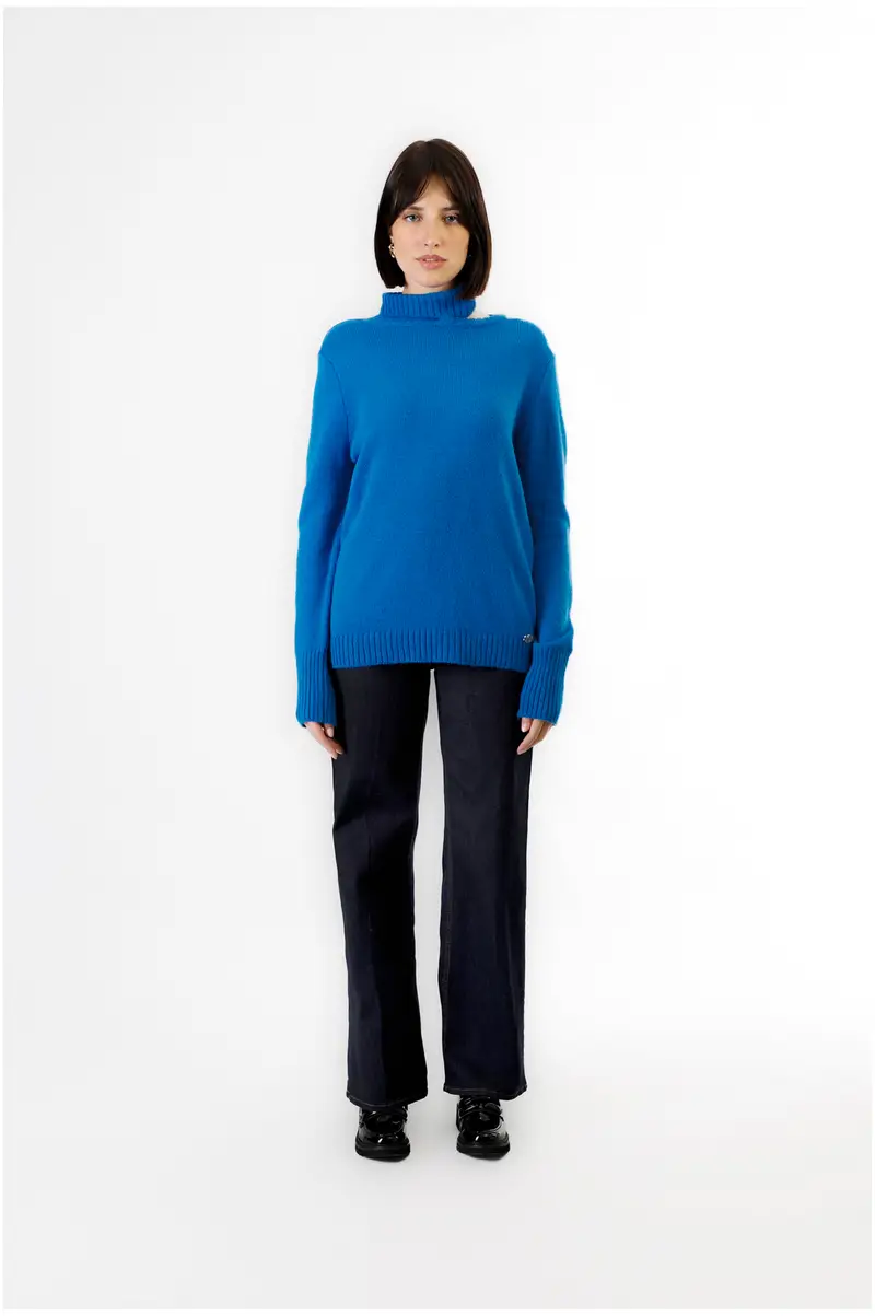 maglia collo alto con oblò cobalto