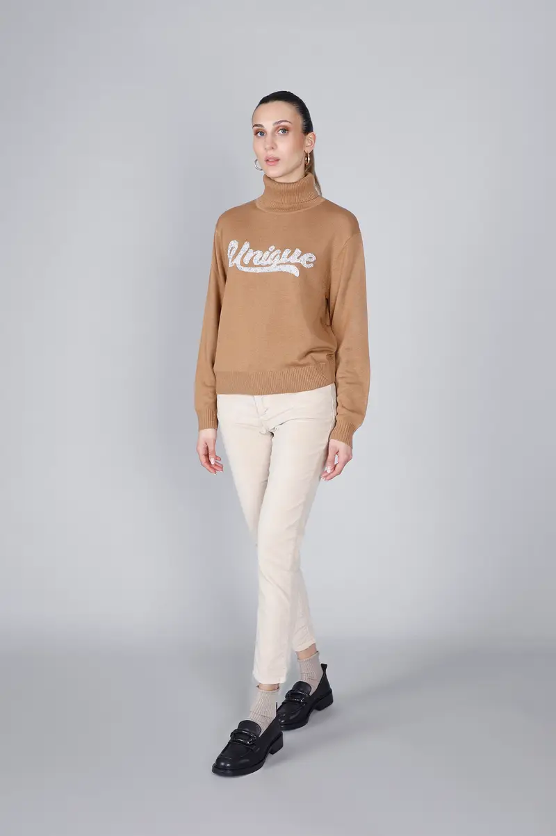 maglia collo alto con scritta ricamata cammello