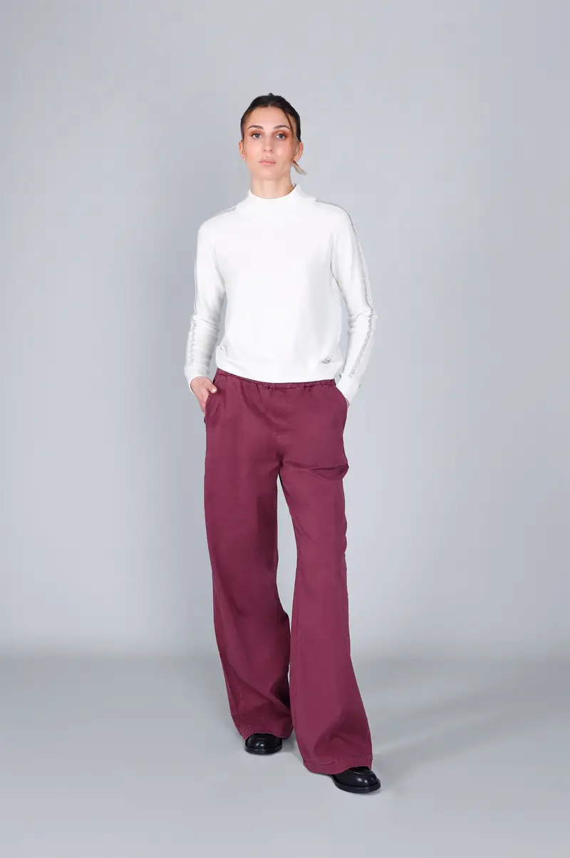 maglia collo alto e strass alle maniche off white