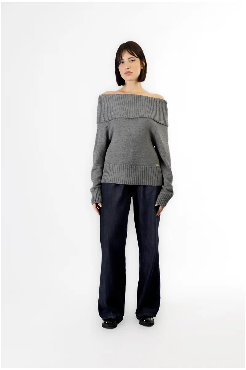 maglia con scollo a barca fumo