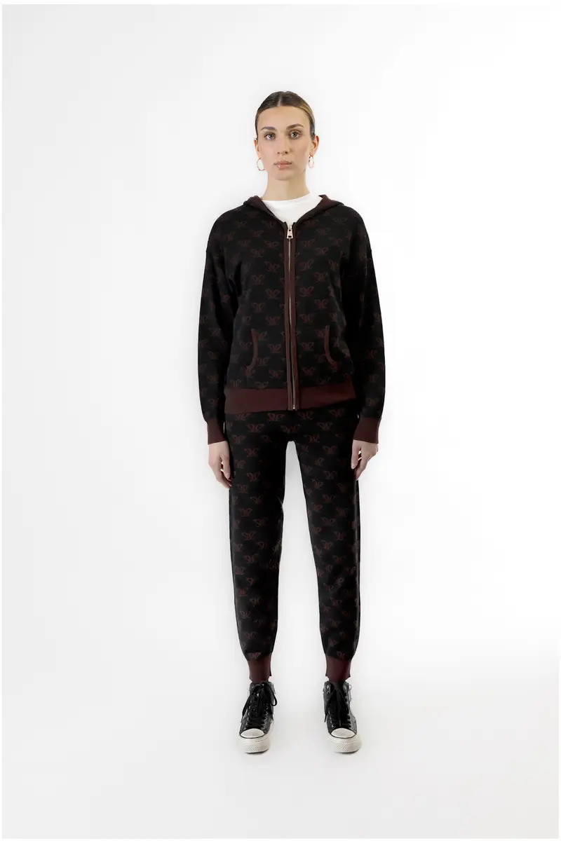 maglia con zip con cappuccio e logo jacquard multinero