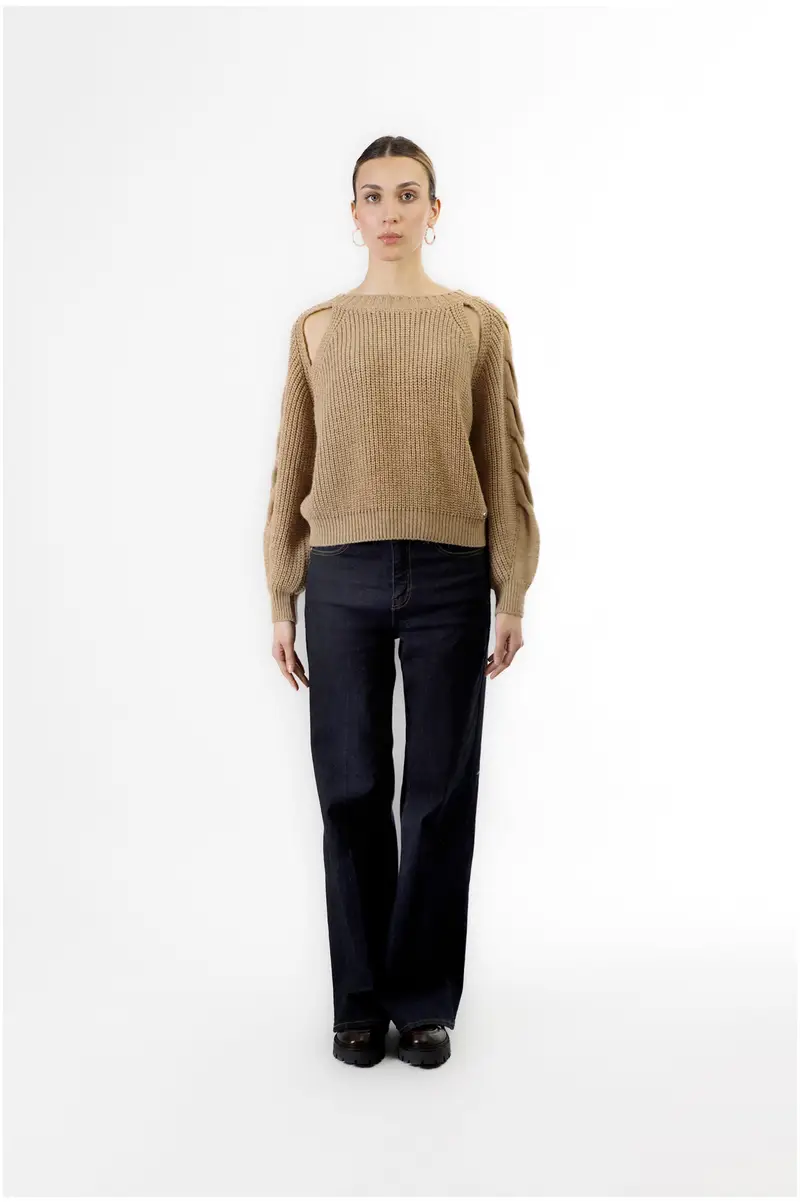 maglia girocollo con aperture alle spalle cammello